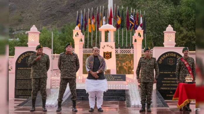 द्रास स्थित करगिल समर स्मारक पर रक्षा मंत्री राजनाथ सिंह के साथ सेना प्रमुख धीरज सेठ व् सेना के अन्य वरिष्ठ अधिकारी