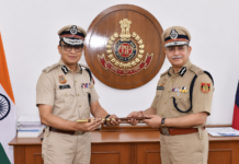आईपीएस सतीश गोलचा ने अनुराग कुमार को अपनी जगह दिल्ली पुलिस की कमान सौंपते समय बैटन थमाई.