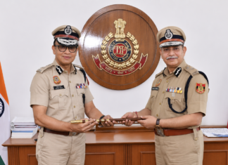 Satish Golcha relieved and new Police Commissioner Anurag Kumar takes charge in haste IPS Satish Golcha handed over the Delhi Police baton to Anurag Kumar.