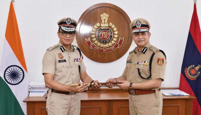 IPS Satish Golcha handed over the Delhi Police baton to Anurag Kumar.