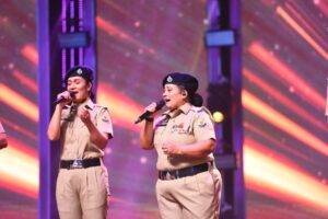 मंच  पर 'हार्मनी ऑफ द पाइन्स' का प्रदर्शन  