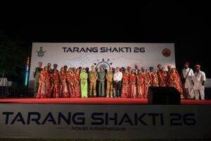 संयुक्त अभ्यास तरंग शक्ति 26 में हिस्सा लेने वाले दलों के लीडर भारतीय कलाकारों के साथ