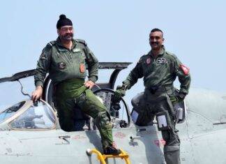 ग्रुप कैप्टन अभिनंदन वर्धमान की कमर्शियल पायलट के तौर पर करियर की नई पारी पूर्व वायु सेना म्रमुख बीरेंद्र सिंह धनोआ के साथ ग्रुप कैप्टन ( सेवानिवृत्त ) अभिनंदन वर्धमान : फाइल फोटो