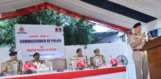 दिल्ली पुलिस कमिश्नर अनुराग कुमार ने पुलिसकर्मियों की शिकायतों के प्रभावी समाधान का आश्वासन दिया दिल्ली के पुलिस आयुक्त अनुराग कुमार ने टोडापुर स्थित ट्रैफिक पुलिस मुख्यालय में 'संपर्क सभा' के दौरान पुलिसकर्मियों को संबोधित किया.