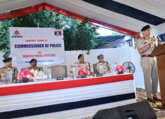 दिल्ली पुलिस कमिश्नर अनुराग कुमार ने पुलिसकर्मियों की शिकायतों के प्रभावी समाधान का आश्वासन दिया दिल्ली के पुलिस आयुक्त अनुराग कुमार ने टोडापुर स्थित ट्रैफिक पुलिस मुख्यालय में 'संपर्क सभा' के दौरान पुलिसकर्मियों को संबोधित किया.