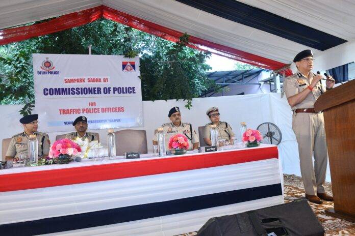 दिल्ली के पुलिस आयुक्त अनुराग कुमार ने टोडापुर स्थित ट्रैफिक पुलिस मुख्यालय में 'संपर्क सभा' के दौरान पुलिसकर्मियों को संबोधित किया. दिल्ली के पुलिस आयुक्त अनुराग कुमार ने टोडापुर स्थित ट्रैफिक पुलिस मुख्यालय में 'संपर्क सभा' के दौरान पुलिसकर्मियों को संबोधित किया.