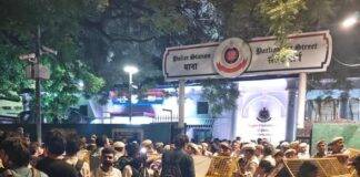 दिल्ली के संसद मार्ग थाने के बाहर शनिवार की रात धरने पर पत्रकार