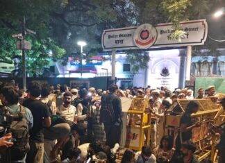 दिल्ली पुलिस पर महिला पत्रकारों से अभद्रता और यौन हमले तक के इलज़ाम , संसद मार्ग थाने पर धरना दिल्ली के संसद मार्ग थाने के बाहर शनिवार की रात धरने पर पत्रकार