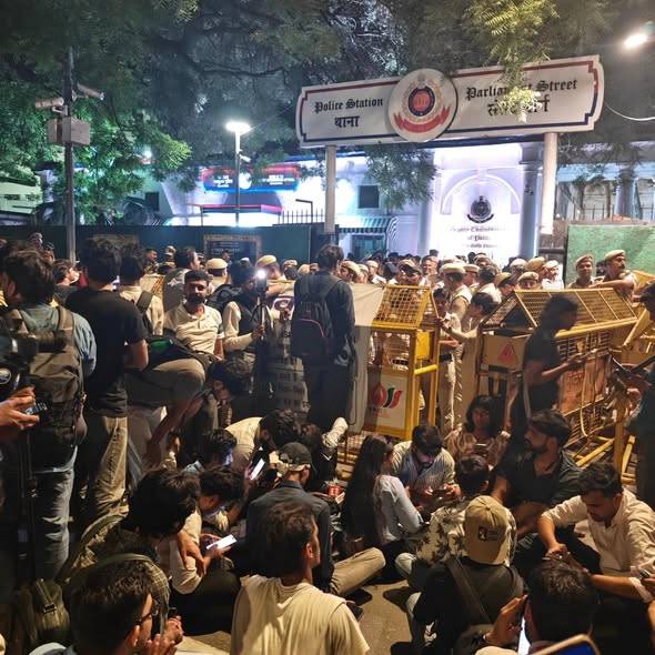 दिल्ली के संसद मार्ग थाने के बाहर शनिवार की रात धरने पर पत्रकार दिल्ली के संसद मार्ग थाने के बाहर शनिवार की रात धरने पर पत्रकार
