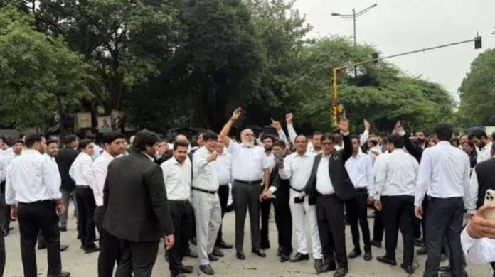 Lawyers in Delhi call off their strike. Lawyers in Delhi call off their strike.