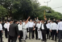 दिल्ली में एसीपी मनस्वी वशिष्ठ और एसएचओ के तबादले के बाद वकीलों की हड़ताल वापस दिल्ली में आंदोलनरत वकीलों का हड़ताल वापसी का फैसला.