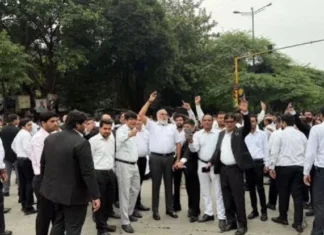 दिल्ली में एसीपी मनस्वी वशिष्ठ और एसएचओ के तबादले के बाद वकीलों की हड़ताल वापस दिल्ली में आंदोलनरत वकीलों का हड़ताल वापसी का फैसला.