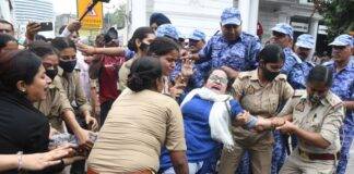 सीआरपीएफ के अफसर ने प्रदर्शनकारियों पर ज्यादती या बदसलूकी करने वाले पुलिसकर्मियों के खिलाफ शिकायत की दिल्ली में मुख्य चुनाव आयुक्त ज्ञानेश कुमार के इस्तीफे की मांग को लेकर चल रहे विरोध प्रदर्शन के दौरान एक महिला प्रदर्शनकारी को हिरासत में लेते पुलिसकर्मी
